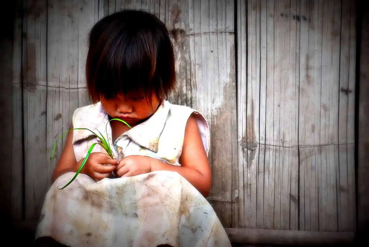 A child playing with a reeth